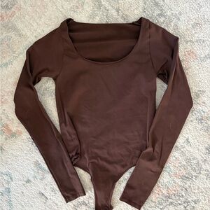 SKIMS Essential Scoop Neck Long Sleeve Bodysuit Cocoa